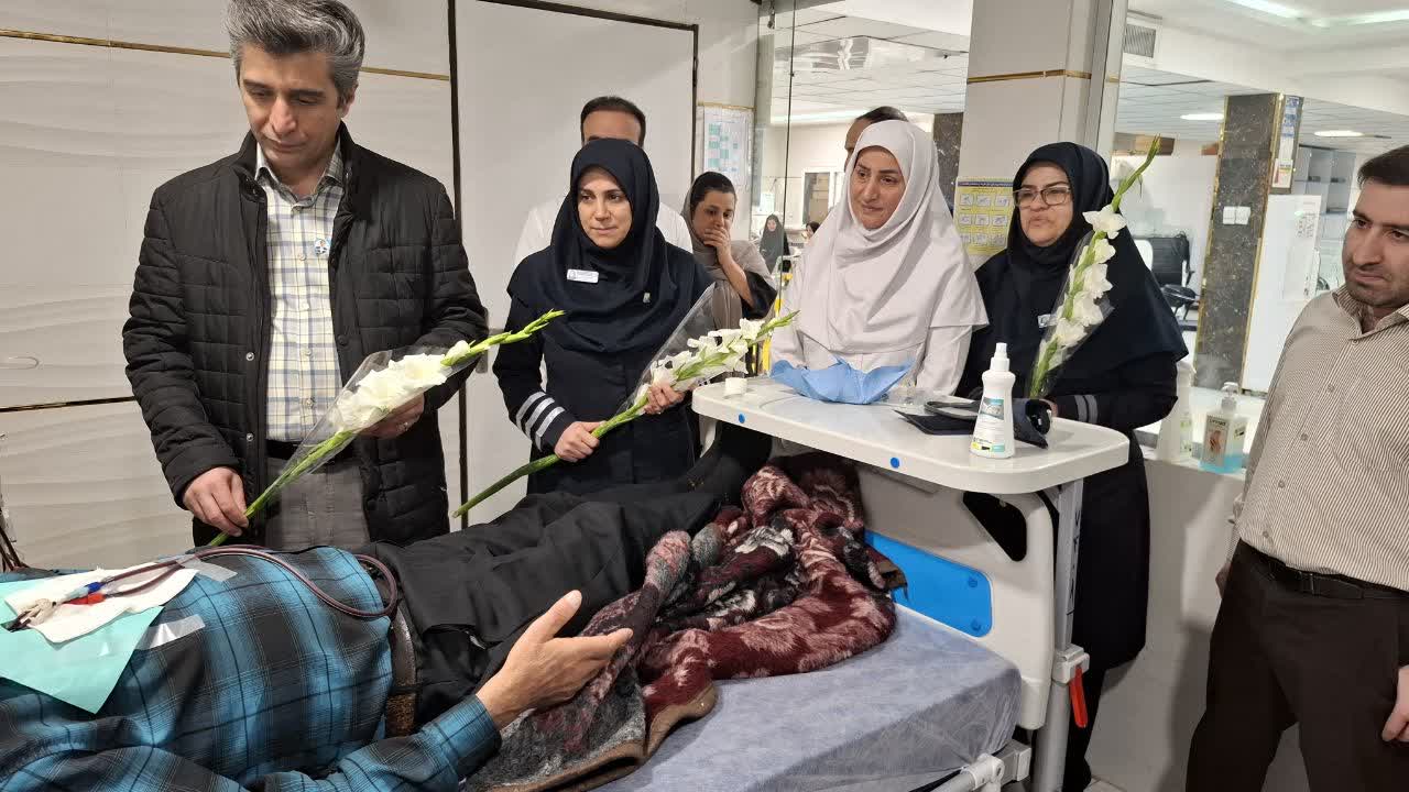 دیدار کادر درمان بیمارستان با خانواده شهید جنگ تحمیلی اخیر